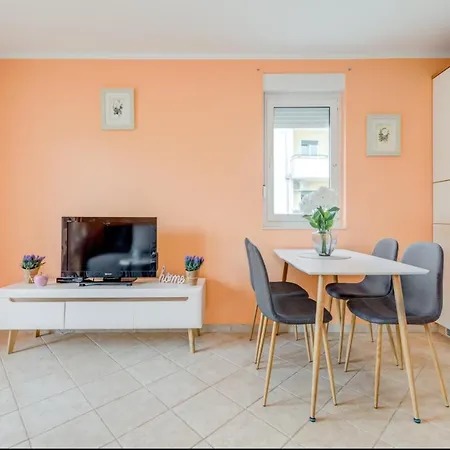 The Old Town View Apartment, 5 Min Walk, Parking Apartment Trogir