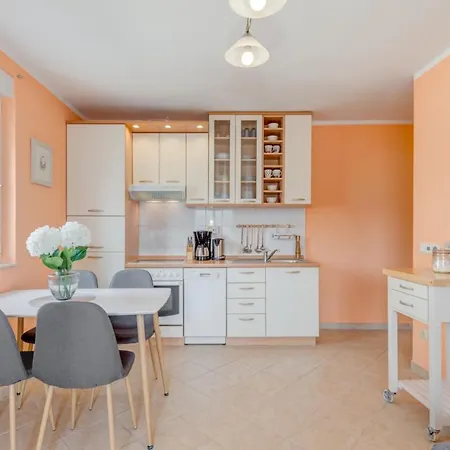 The Old Town View Apartment, 5 Min Walk, Parking Apartment Trogir