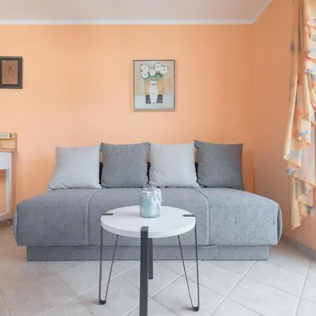 The Old Town View Apartment, 5 Min Walk, Parking Apartment Trogir